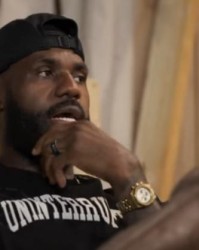 詹姆斯：我认为成为一名好教练首先要有沟通能力 而且能准备充分