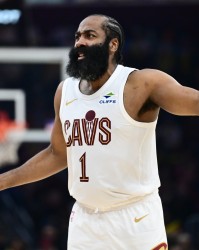 哈登：我们的进攻能和任何球队匹敌 但能否赢球还是得看防守