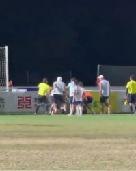 开云体育网址-中国青少年足球丑闻！家属冲入场内火爆冲突，1人遭围殴倒地不起